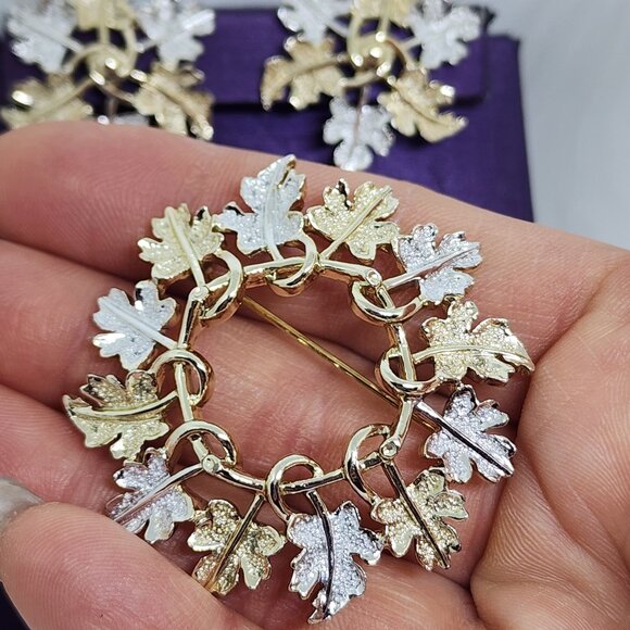 Sarah Coventry Silver Gold Holiday Christmas Wreath Pin & Clip Earrings Set - Picture 1 of 13